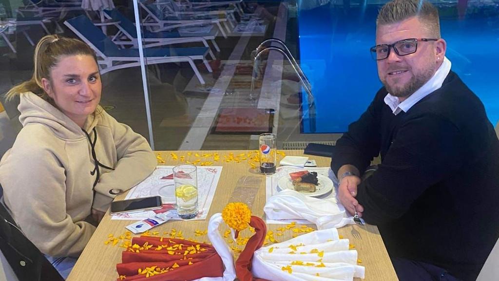 Da war die Welt noch in Ordnung, Jennifer und Dennis genießen ihren Urlaub.