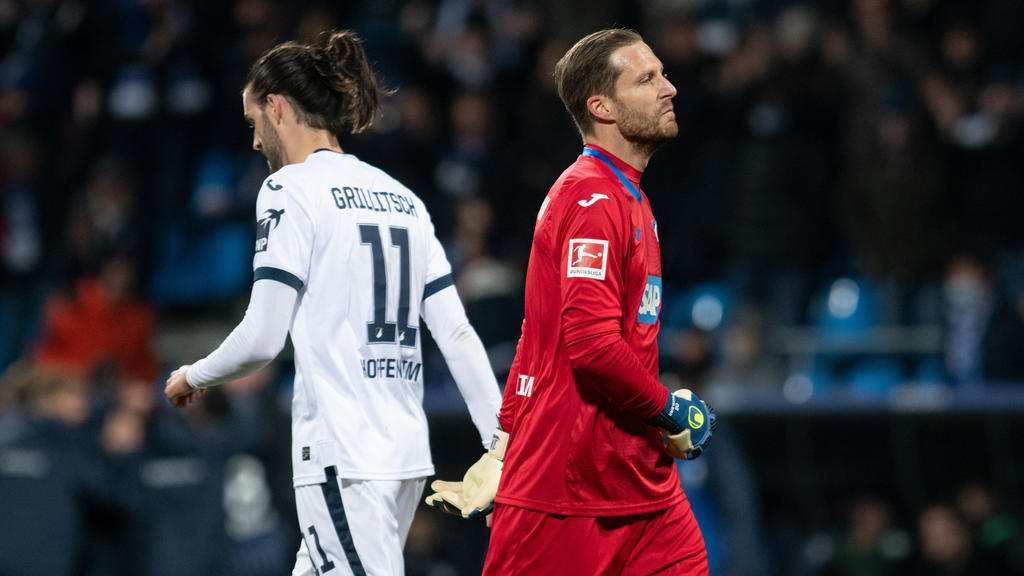 06.11.2021, Nordrhein-Westfalen, Bochum: Fußball: Bundesliga, VfL Bochum - TSG 1899 Hoffenheim, 11. Spieltag, Vonovia Ruhrstadion: Hoffenheims Florian Grillitsch (l) und Hoffenheims Torwart Oliver Baumann nach dem 0:2. Foto: Bernd Thissen/dpa - WICHT