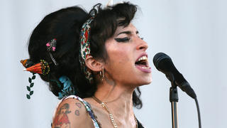 ARCHIV - 12.07.2008, Großbritannien, London: Die britische Sängerin Amy Winehouse singt während eines Auftritts. (zu dpa: «10 Jahre nach Tod von Amy Winehouse - Auktion mit über 800 Andenken ») Foto: Niall Carson/PA Wire/dpa +++ dpa-Bildfunk +++