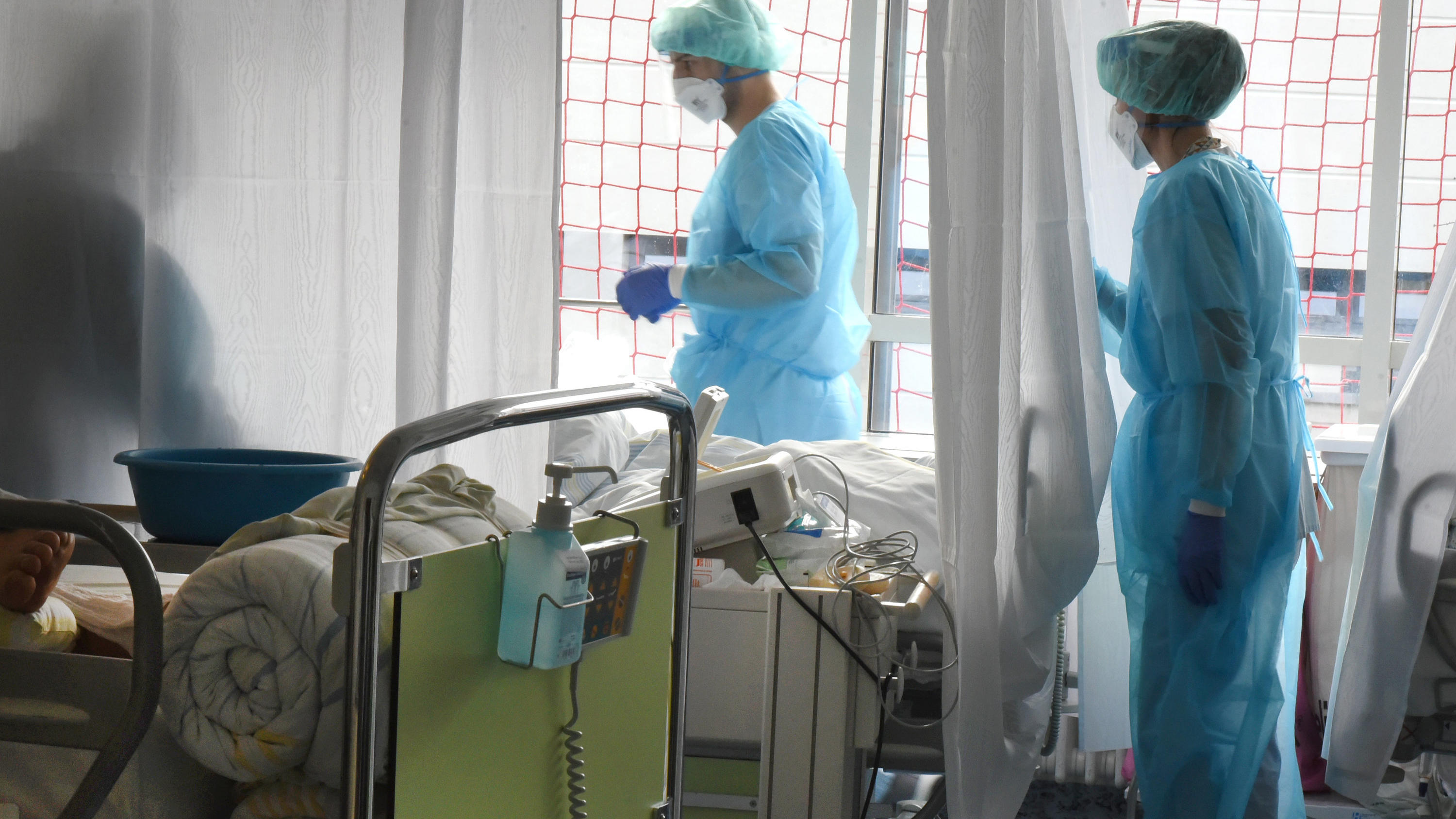Auf der Covid-Station, einem Bereich der Operativen Intensivstation vom Universitätsklinikum Leipzig versorgen Ärzte und Schwestern Patienten. Auf der Intensivstation wächst seit Tagen die Zahl der Corona-Erkrankten mit 