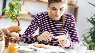 Weizenmehlprodukte liefern schnell verfügbaren Zucker, der den Blutzuckerspiegel in die Höhe treibt. Wer die Wahl hat, sollte daher zu Vollkornbrot und -brötchen greifen.
