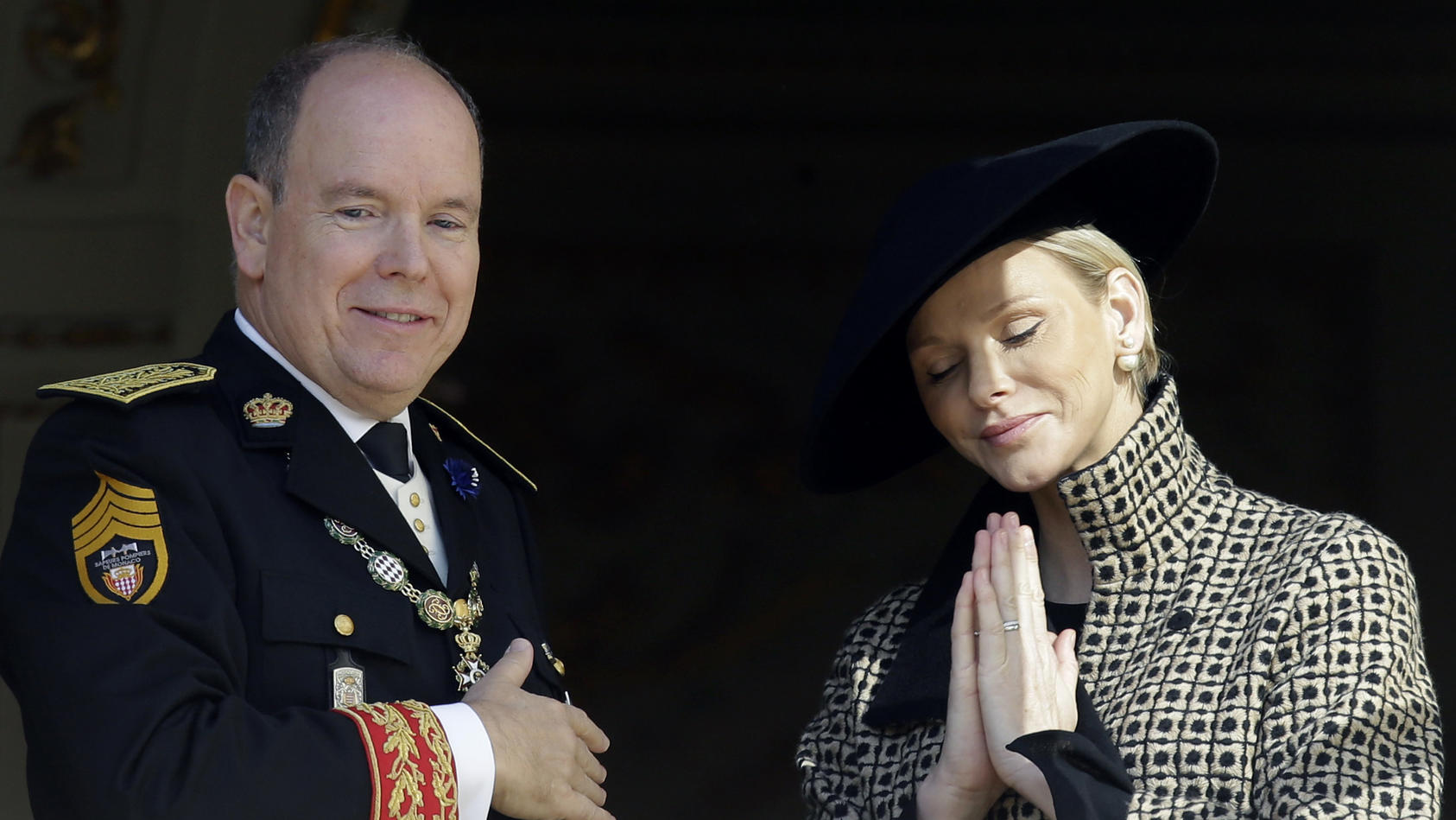 ARCHIV - 19.11.2018, Monaco: Fürst Albert II. von Monaco und seine Frau Charlene von Monaco bedanken sich bei der Menge, die an den Feierlichkeiten zum Nationalfeiertag in Monaco teilnehmen. (zu dpa "Nach Rätselraten und Gerüchten: Fürstin Charlène k