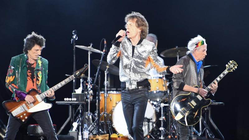 Die Rolling Stones, Ron Wood (l-r), Mick Jagger, Charlie Watts (verdeckt) und Keith Richards. Foto: Carsten Rehder/dpa/Archivbild