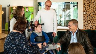 RTL-Projektpate Jan Hofer im Gespräch mit Luis Rogler und seiner Familie