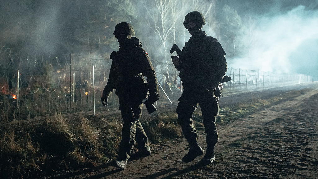 Polnische Soldaten patrouillieren nahe dem Ort Kuznica