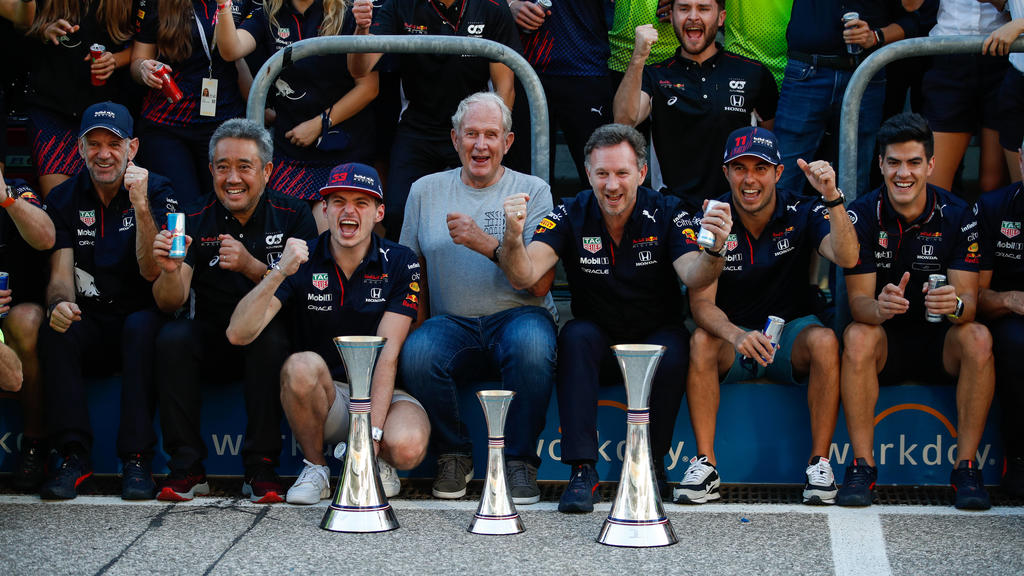 Sport Bilder des Tages Formula 1 2021: United States GP CIRCUIT OF THE AMERICAS, UNITED STATES OF AMERICA - OCTOBER 24: Adrian Newey, Chief Technical Officer, Red Bull Racing, Masashi Yamamoto, General Manager, Honda Motorsport, Helmut Marko, Consult