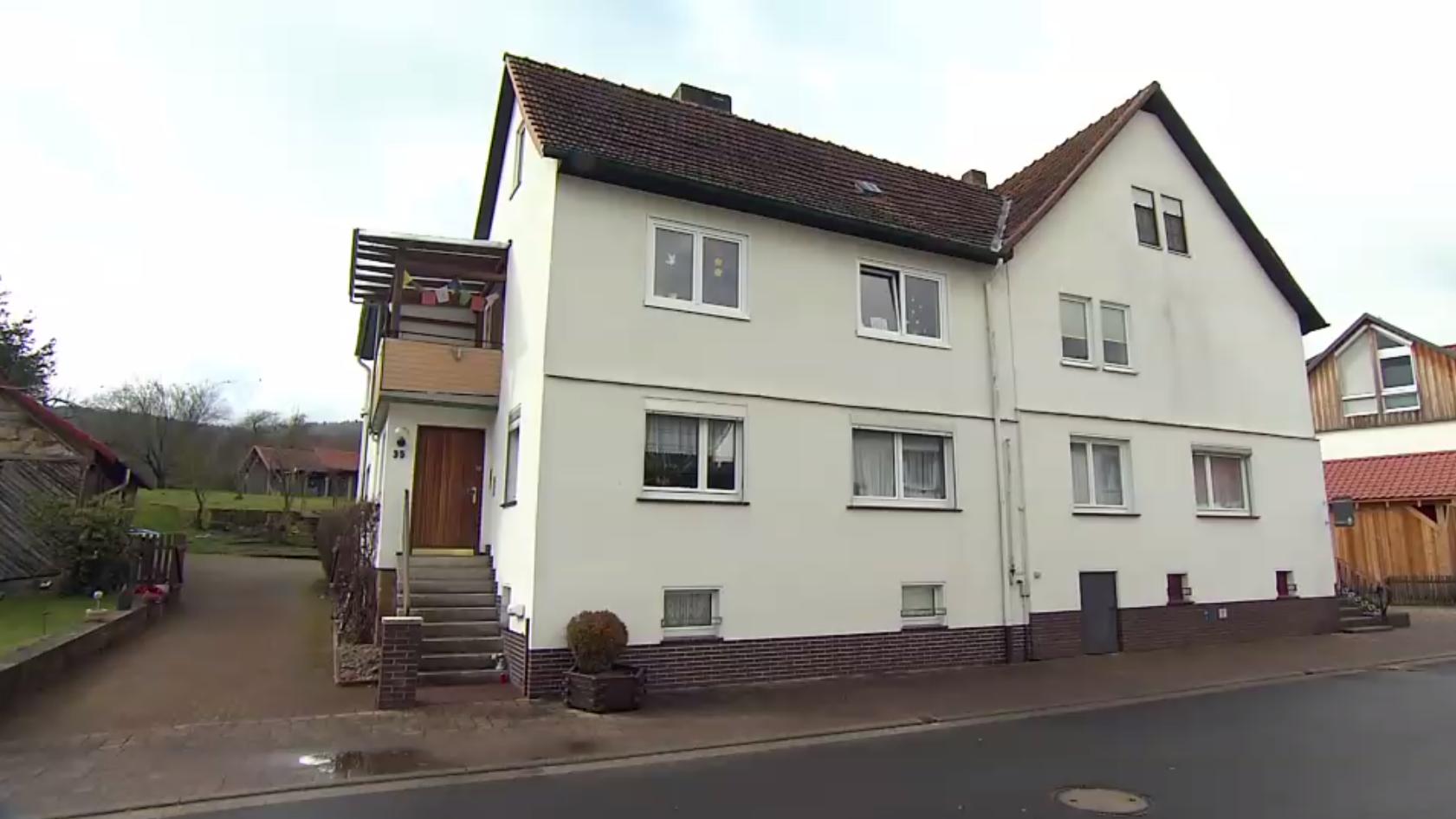 In diesem Haus in Spangenberg-Mörshausen lebten die getötete Frau und der mutmaßliche Täter Marvin K.