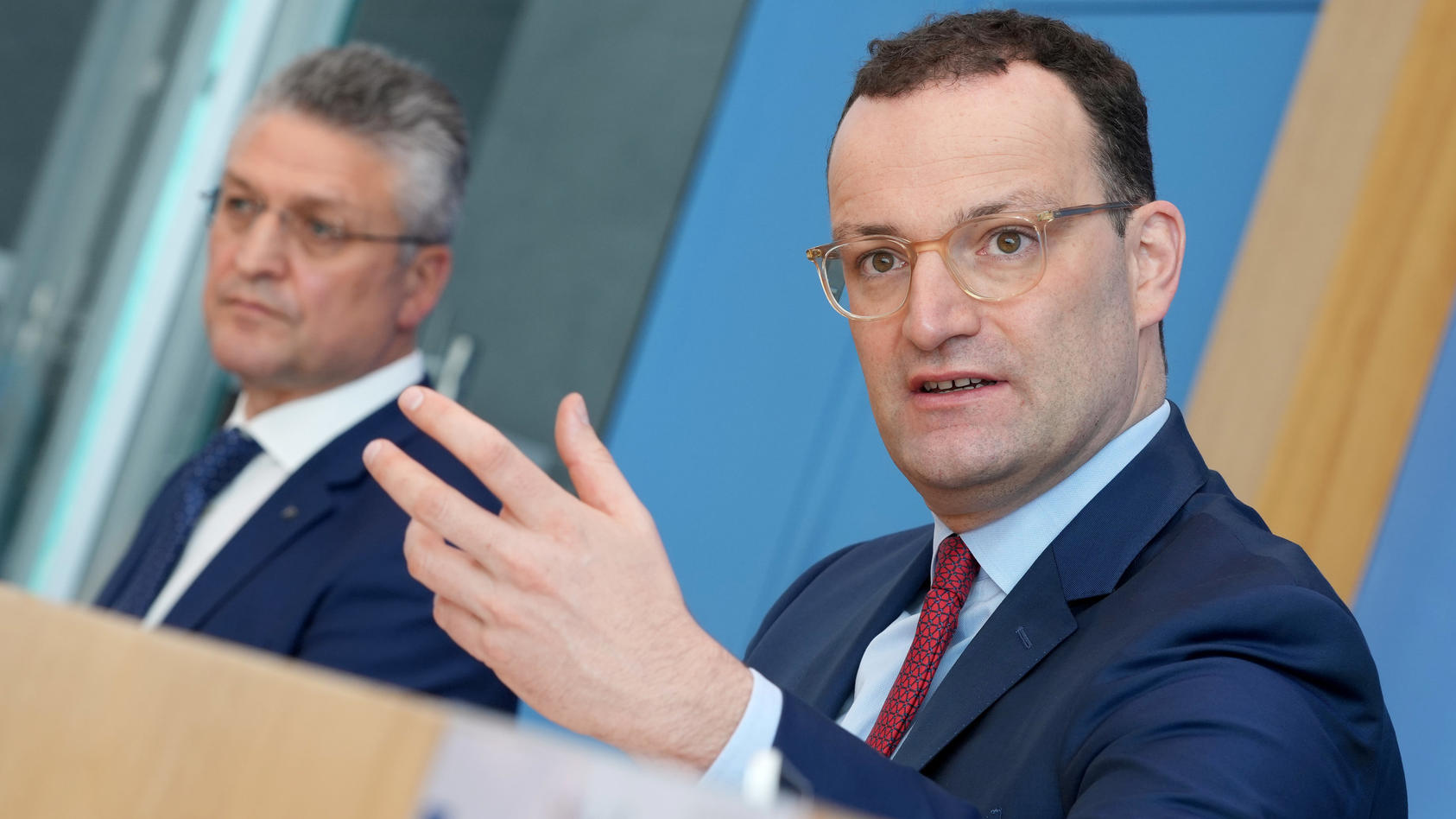 03.11.2021, Berlin: Jens Spahn, (r, CDU) geschäftsführender Bundesgesundheitsminister, und Lothar H. Wieler (l), Präsident des Robert Koch Institut (RKI), äußern sich in einer Pressekonferenz u.a. zu Auffrischungs-Impfungen gegen Corona, in der Bunde