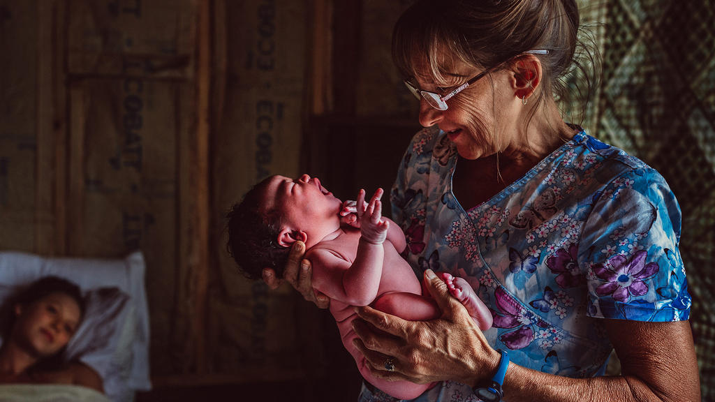 Frau hält Baby im Arm