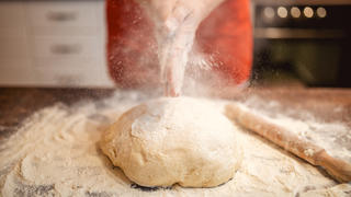 Frau backt Brot