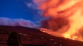 12.11.2021, Spanien, Tacande Abajo: Asche- und Lavawolken kommen aus dem Vulkan Cumbre Vieja. Nach Angaben des Copernicus-Satelliten, der das Gebiet des Vulkans La Palma aktuell überwacht, hat die Lava seit Beginn des Ausbruchs am 19. September 2021 bereits eine Fläche von 1018,9 Hektar bedeckt und bisher 2 616 Gebäude und Bauten in Mitleidenschaft gezogen oder zerstört. Foto: Kike Rincón/EUROPA PRESS/dpa +++ dpa-Bildfunk +++