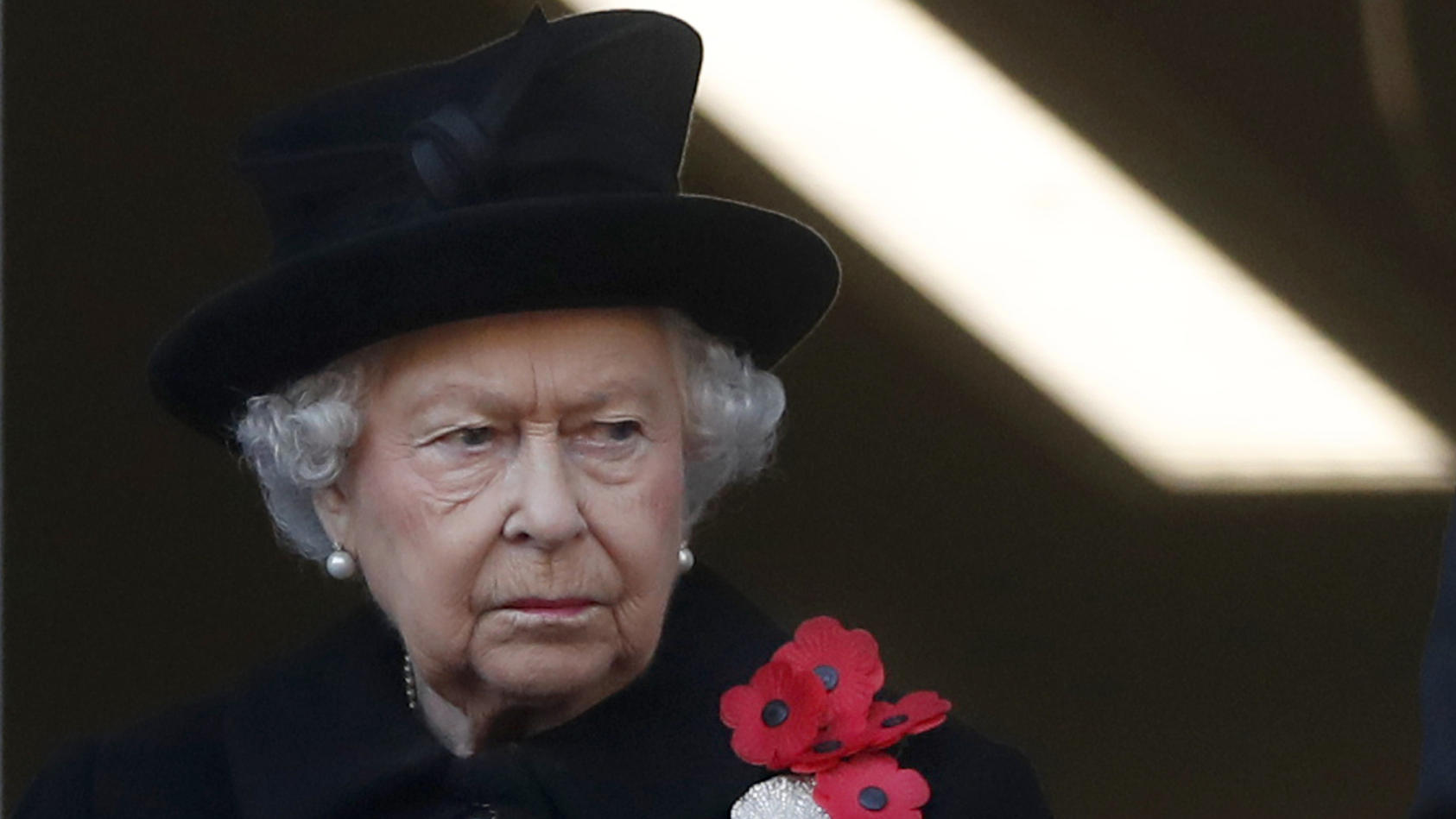 ARCHIV - 11.11.2018, Großbritannien, London: Die britische Königin Elizabeth II. nimmt an der Gedenkfeier zum Volkstrauertag (Remembrance Sunday) auf dem Cenotaph in London teil. Die britische Königin Elizabeth II. hat ihre Teilnahme am traditionelle