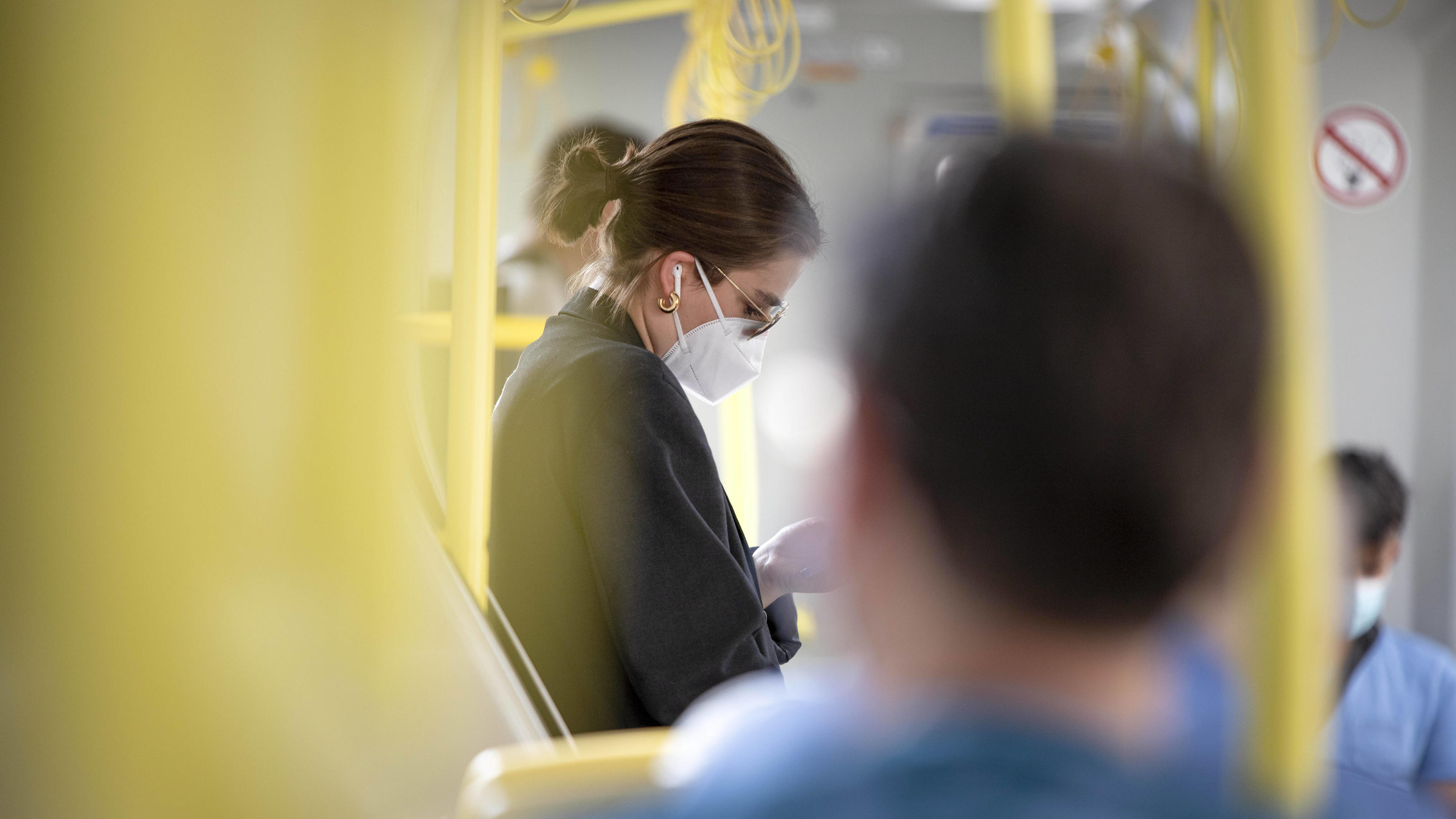  Coronavirus: Maskenpflicht in öffentlichen Verkehrsmitteln *** Corona virus: Mandatory facemask in public transport Aufgrund des Coronavirus ist das Tragen eines Mund-Nasen-Schutzes in den öffentlichen Verkehrsmitteln verpflichtend. Im Bild: Fahrgas
