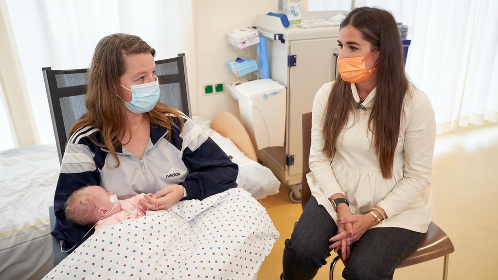 Sarah Engels im Gespräch mit Rosa und deren herzkranken kleinen Tocher Samira