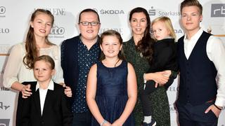  Angelo Kelly mit seiner Ehefrau Kira Harms Kelly und den Kindern Gabriel , Helen, Mary Emma, Joseph und William Emanuel Kelly bei der Verleihung Die Goldene Henne am 28.09.2018 in Leipzig Die Goldene Henne 2018 Verleihung in Leipzig *** Angelo Kelly with his wife Kira Harms Kelly and the children Gabriel Helen Mary Emma Joseph and William Emanuel Kelly at the award ceremony The Goldene Henne on 28 09 2018 in Leipzig The Goldene Henne 2018 Awarded in Leipzig PUBLICATIONxINxGERxSUIxAUTxONLY
