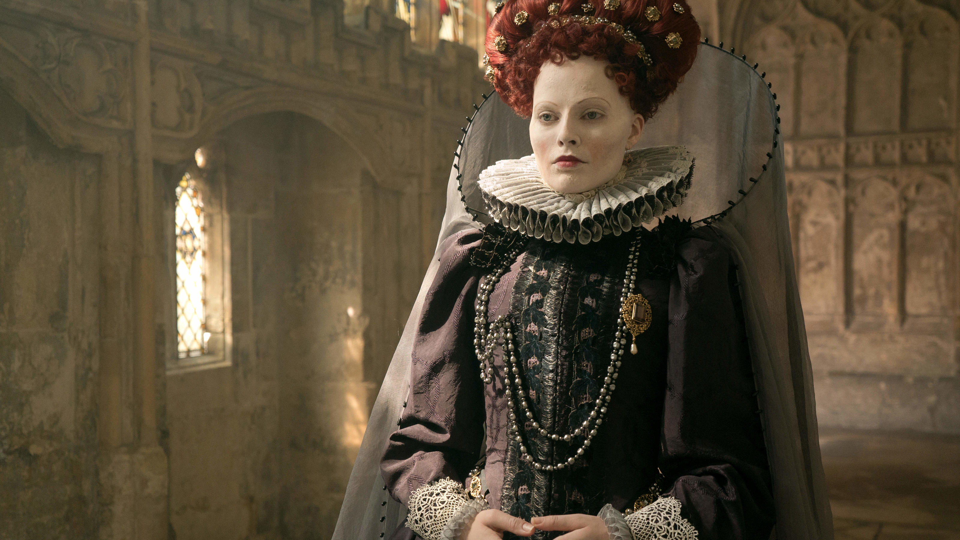 Kaum wiederzuerkennen: Margot Robbie als Queen Elizabeth I.