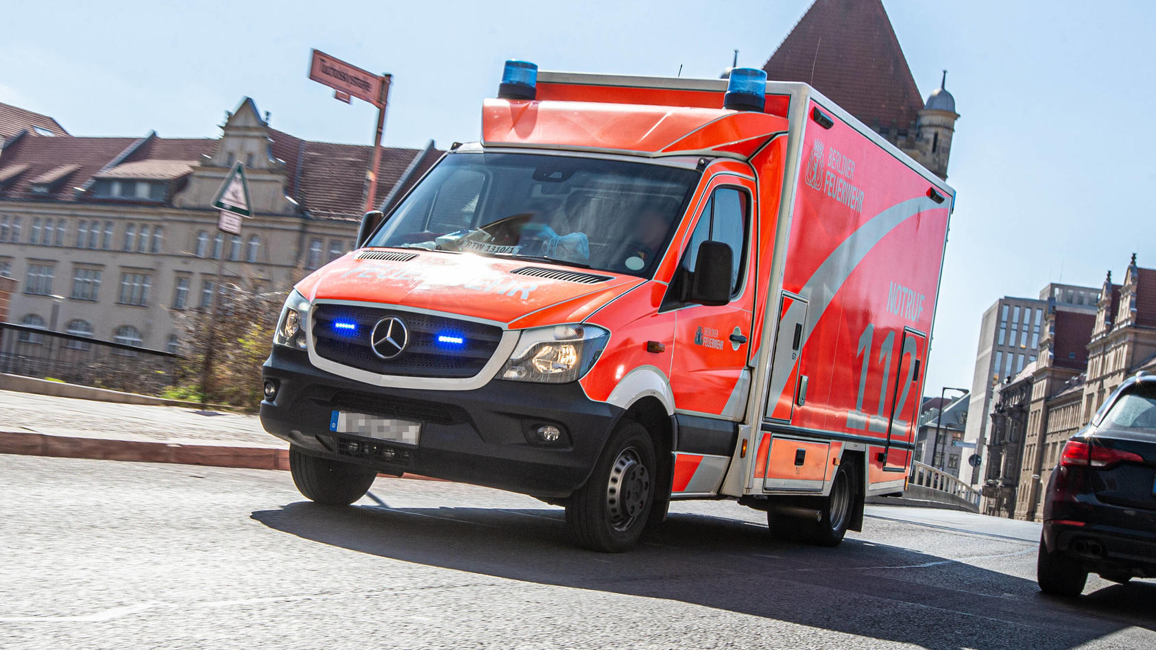 Notarztwagen. Krankenwagen der Berliner Feuerwehr faehrt mit Blaulicht einen Patienten in das naechste Krankenhaus.