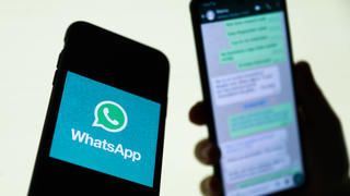 Handy mit offenem WhatsApp-Chat