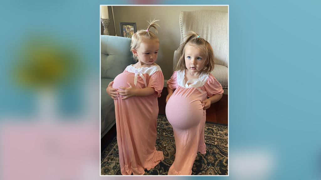 Die nächste Generation: Bris und Chaulets Töchter posieren ebenfalls mit Nachthemd und Luftballon.