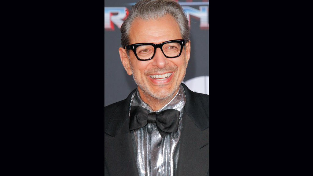 Klassisch kann ja jeder! Bei Jeff Goldblum darf's zum Smoking auch gerne mal das silberfarbene Glitzerhemd sein.