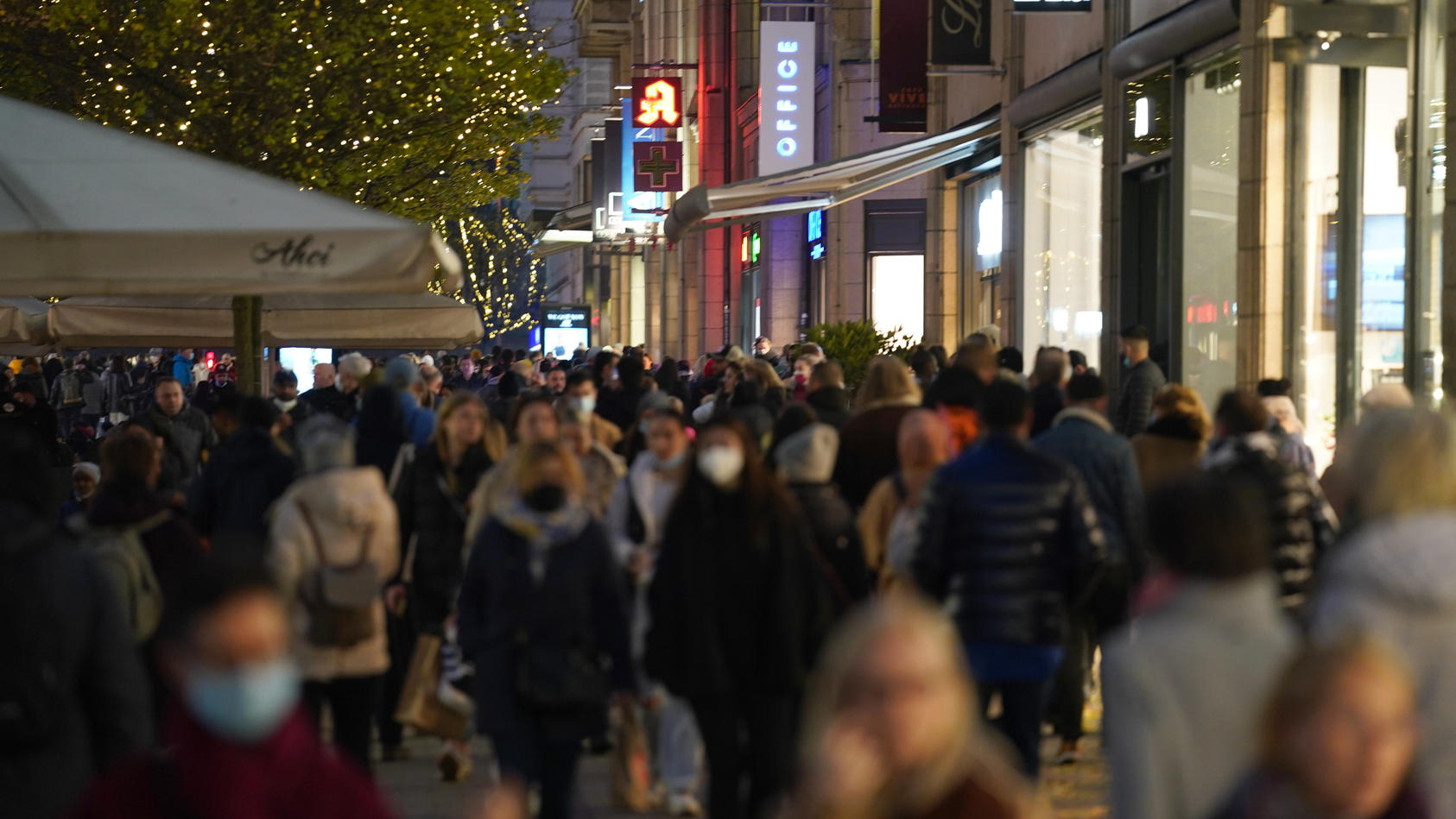 06.11.2021, Hamburg: Passanten gehen in der Spitalerstraße in der Innenstadt einkaufen. Der Handelsverband Nord informiert am 08.11.2021 über den Handel im Jahr 2021 und zu Erwartungen zum Weihnachtsgeschäft. Foto: Marcus Brandt/dpa +++ dpa-Bildfunk 