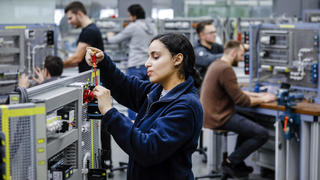 Remscheid, Nordrhein-Westfalen, Deutschland - Auszubildende Frau in Elektroberufen, eine Industrieelektrikerin montiert einen Schaltkreis, Berufsbildungszentrum der Remscheider Metall- und Elektroindustrie.
