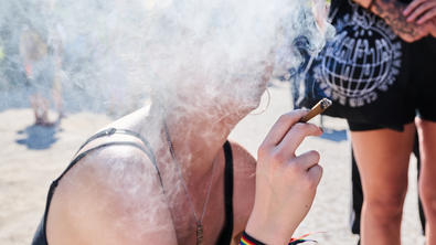 Eine Demonstrantin raucht einen Joint bei der Hanfparade. Die Hanfparade ist laut Angaben der Veranstalter die größte und traditionsreichste Demonstration für Cannabis in Deutschland.