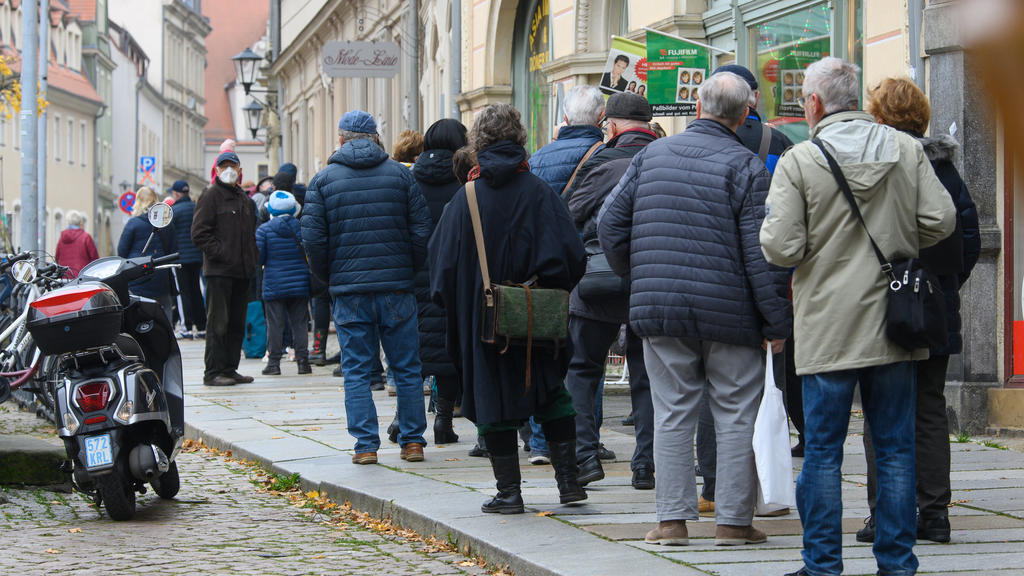 Zahlreiche Menschen stehen bei einer Impfaktion des DRK vor dem Stadthaus auf dem Markt der Stadt im Landkreis Sächsische Schweiz-Osterzgebirge in einer Warteschlange an um sich gegen das Coronavirus impfen zu lassen. Das 