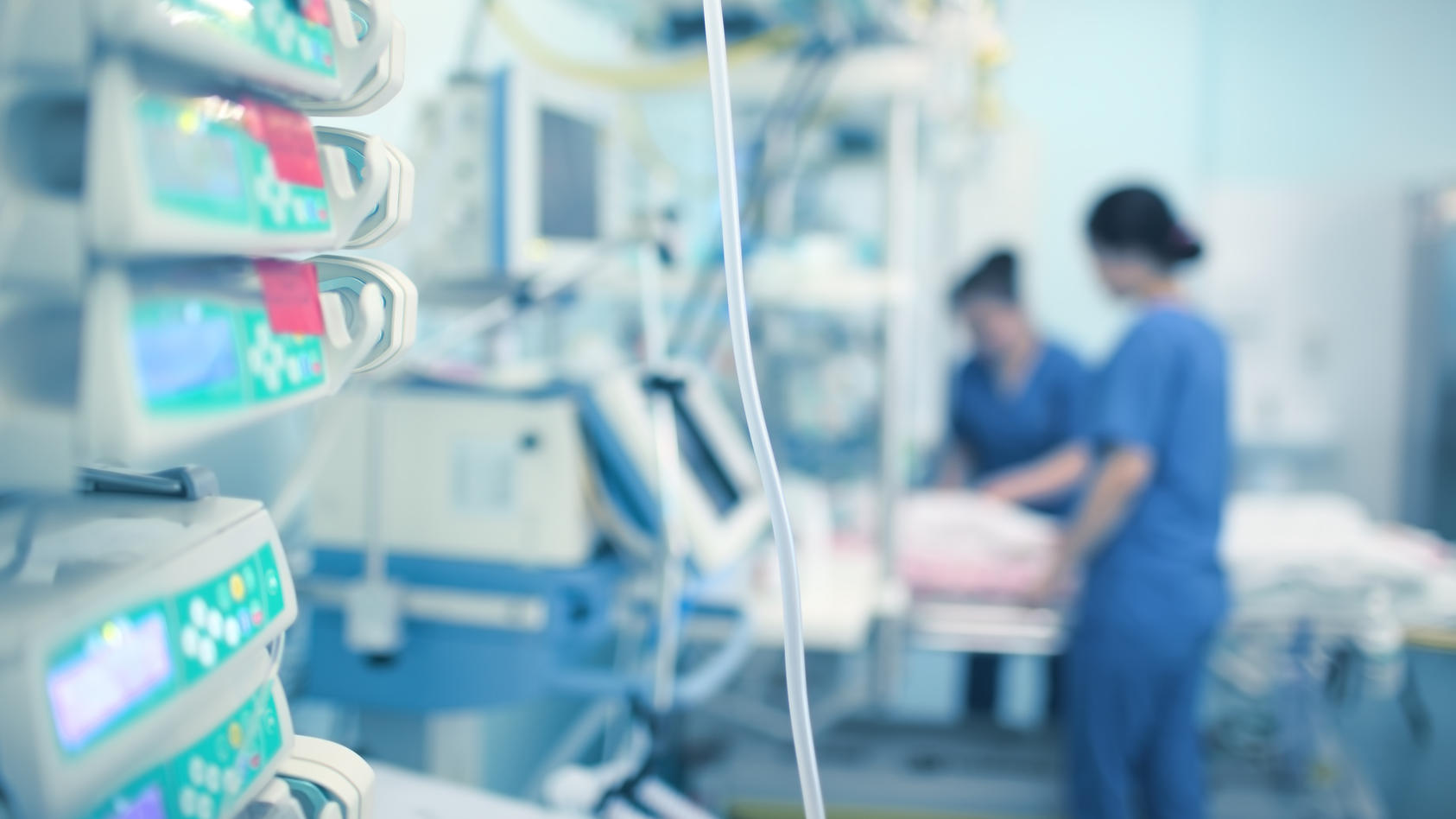 Zwei Krankenschwestern arbeiten auf der Intensivstation.