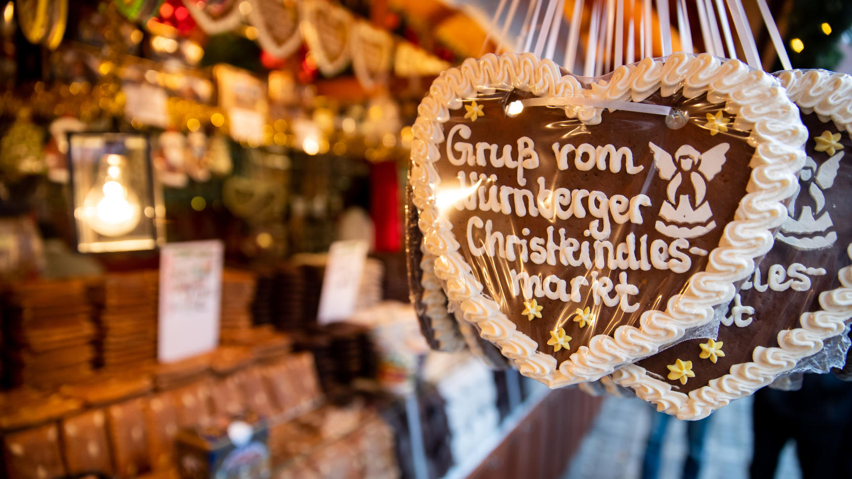 Lebkuchenherzen mit der Aufschrift «Gruß vom Nürnberger Christkindlesmarkt» hängen an einem Stand auf dem Nürnberger Christkindlesmarkt zum Verkauf aus. (zu dpa: «Umfrage: Bundesbürger schwärmen für Atmosphäre d