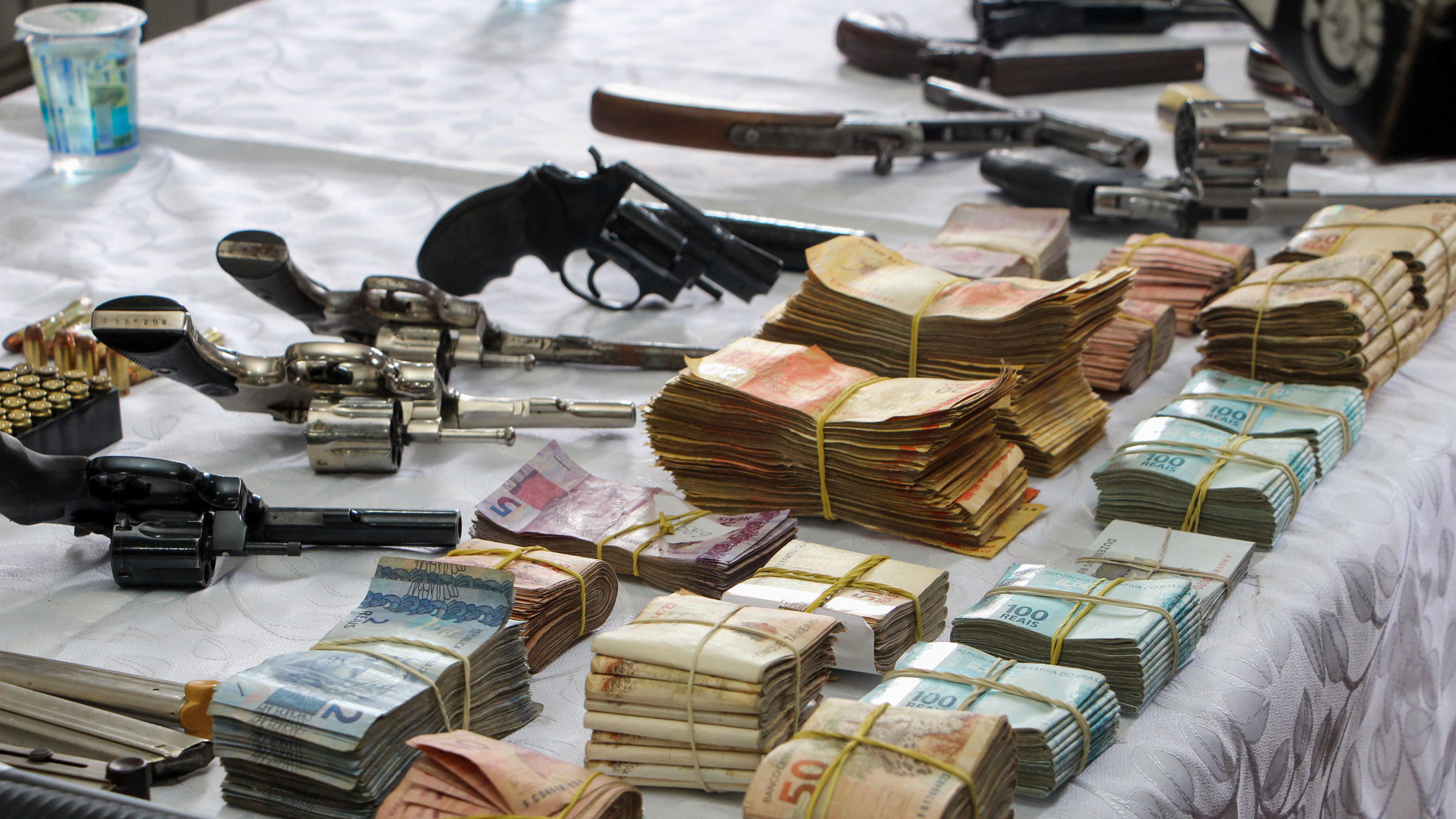 In Brasilien kam die Militärpolizei einem Drogenkartell auf die Schliche und beschlagnahmte unter anderem 35 Schusswaffen und Bargeld.