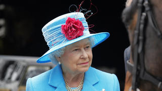 Queen Elizabeth II visiting a Blacksmith s Shop at Cloughton Scarborough, North Yorkshire. PUBLICATIONxINxGERxSUIxAUTxONLY Copyright: MaryxEvansxAllstar 12025175