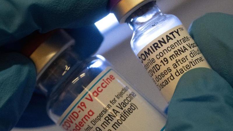 Eine medizinische Hilfskraft hält den Biontech-Impfstoff in der Hand.