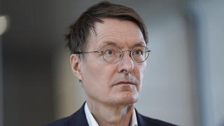  3. Bundestagssitzung und Debatte in Berlin Aktuell,18.11.2021 Berlin, Prof. Dr. Karl Lauterbach von der Partei SPD im Portrait beim Fernsehinterview in der Westlobby bei der 3. Sitzung des Deutschen Bundestag in Berlin Berlin Berlin Deutschland *** 3 Bundestag session and debate in Berlin Aktuell,18 11 2021 Berlin, Prof Dr Karl Lauterbach of the SPD party in portrait during television interview in the West lobby at the 3 session of the German Bundestag in Berlin Berlin Germany