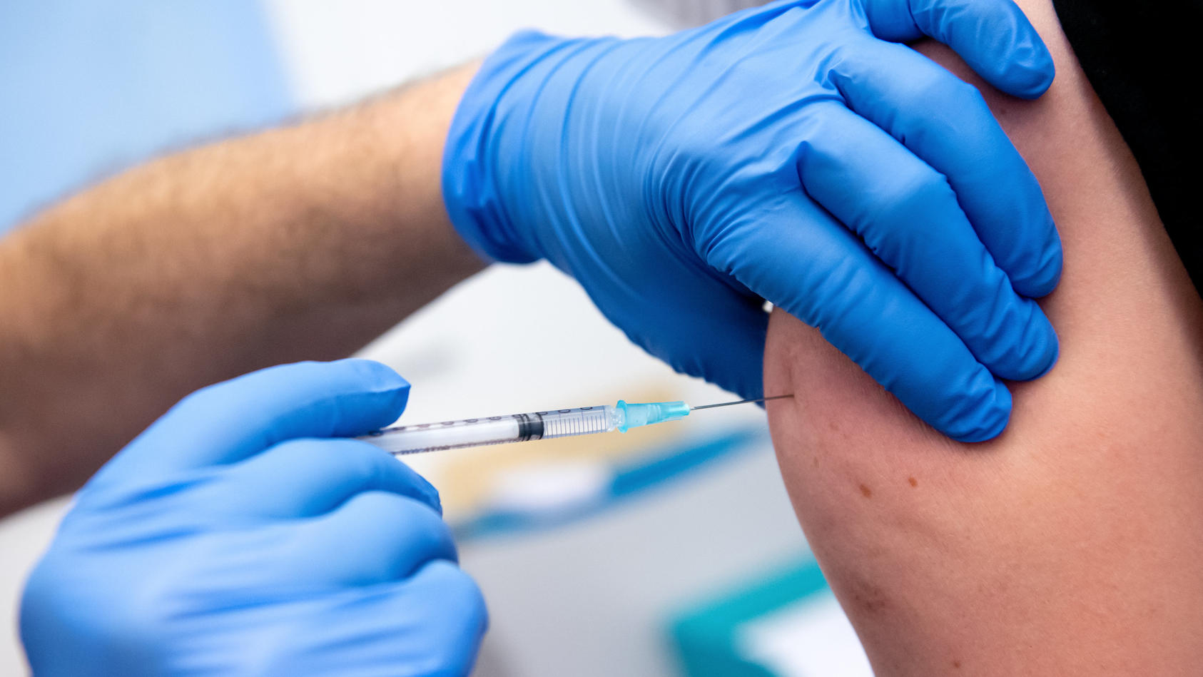 Wegen der vergleichsweise niedrigen Impfquote in Deutschland rückt zunehmend wieder die Frage einer allgemeinen Impfpflicht in den Blick.