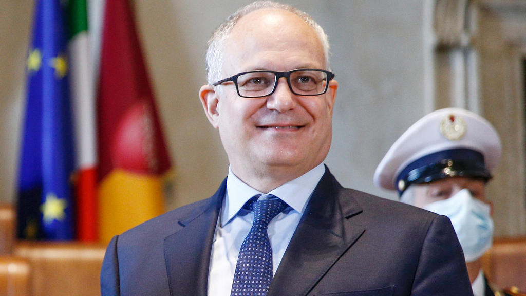21.10.2021, Italien, Rom: Roms neuer Bürgermeister Roberto Gualtieri lächelt, während der Amtsübergabe durch seine Amtsvorgängerin Raggi. Foto: Cecilia Fabiano/LaPresse via ZUMA Press/dpa +++ dpa-Bildfunk +++