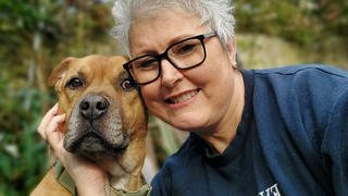 Die Engländerin Karen Ethier kuschelt mit ihrem braunen, großen Hund.