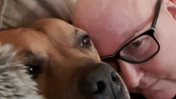 Die Engländerin Karen Ethier kuschelt mit ihrem Hund Louie.