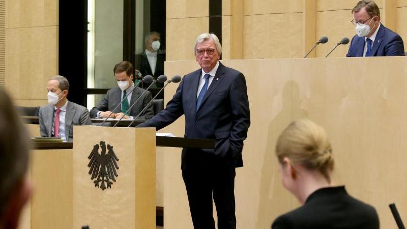 Volker Bouffier (M, CDU), Ministerpräsident von Hessen, spricht während im Bundesrat. Foto: Wolfgang Kumm/dpa/Archiv