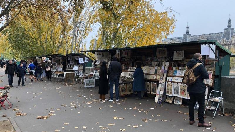 Die traditionellen Bücherstände an der Seine in Paris sollen erhalten werden. Foto: Michael Evers/dpa