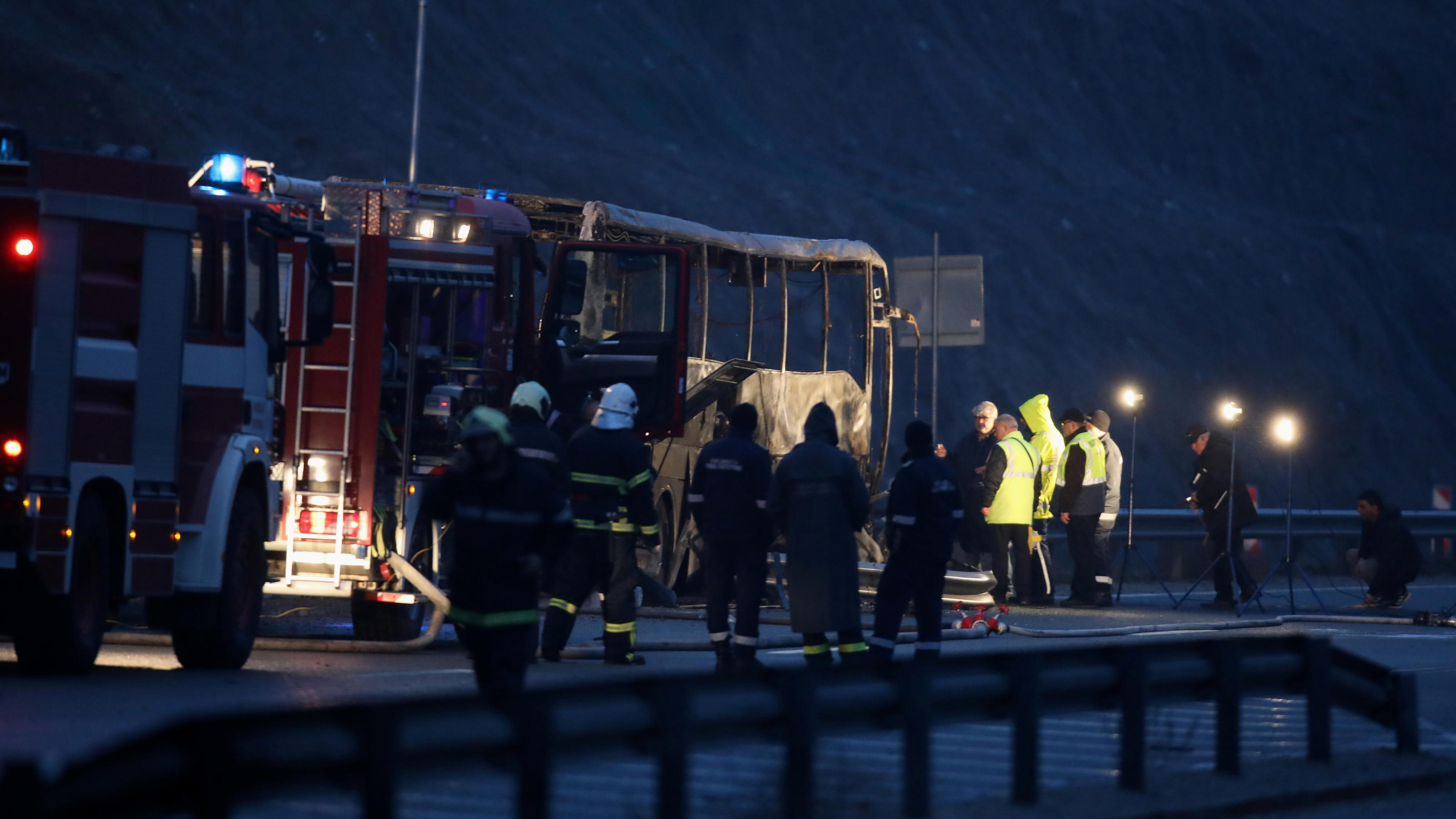 Der Bus ist fast vollständig ausgebrannt, ersten Erkenntnissen zufolge gibt es auch deshalb so wenige Überlebende.