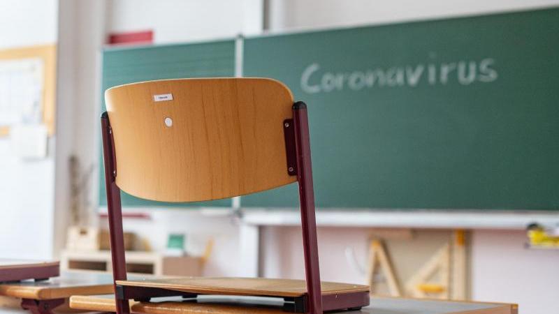 "Coronavirus" steht auf einer Tafel in einem leeren Klassenzimmer. Foto: Armin Weigel/dpa/Symbolbild