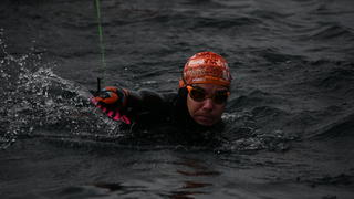10.11.2021, Bolivien, Copacabana: Theo Curin, Paralympics-Schwimmer aus Frankreich, schwimmt durch den Titicacasee. Drei Athleten aus Frankreich nehmen sich vor, 122 Kilometer durch den auf einer Höhe von 3812 Metern über dem Meeresspiegel liegenden See zu schwimmen - eine Herausforderung, die «zwischen acht und zehn Tage» dauern kann. «Der Wunsch, mich selbst zu übertreffen, einen noch verrückteren Traum zu erreichen; zu zeigen, dass durch mentale Stärke alles möglich ist - unabhängig der körperlichen Einschränkung... das ist die Botschaft, die ich vermitteln möchte», sagte Courin. Foto: Radoslaw Czajkowski/dpa +++ dpa-Bildfunk +++