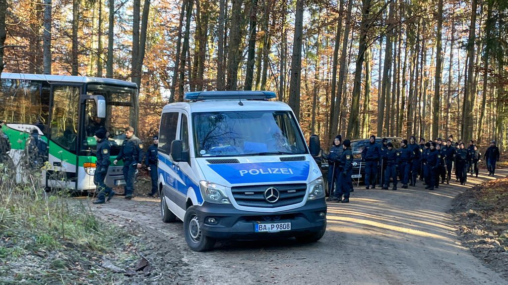 23.11.2021, Bayern, Kipfenberg: Polizisten und Einsatzfahrzeuge stehen in einem Waldstück. Ein Waldarbeiter hatte dort einen Knochen gefunden - Ermittler fanden nun heraus, dass er von der vermissten Engelbrecht stamme, sagte ein Sprecher des Polizei