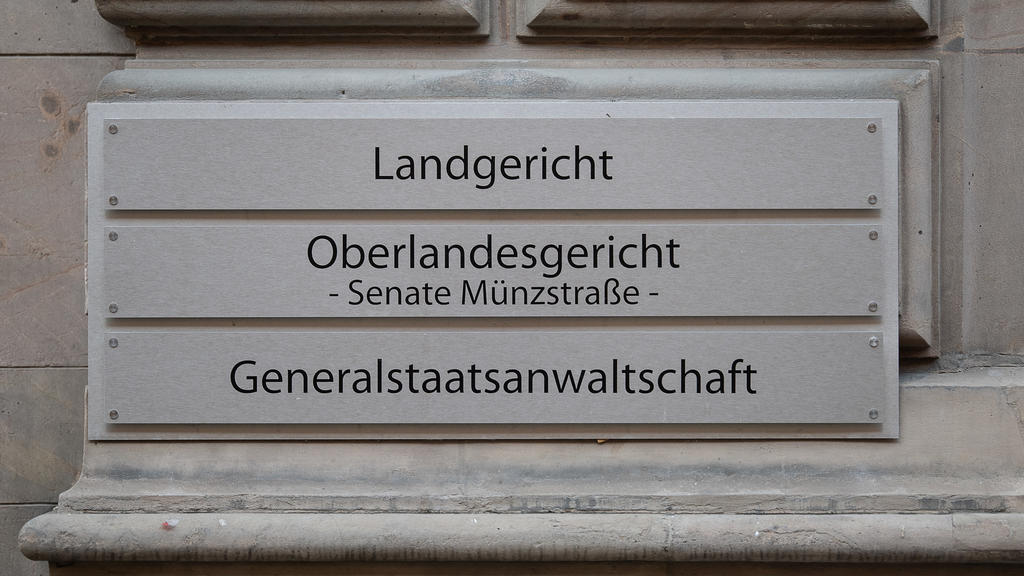 10.11.2021, Niedersachsen, Braunschweig: Blick auf das Schild "Landgericht" an dem Gericht vor dem Auftakt im Mordprozess um einen Vermisstenfall im Harz. Dem Angeklagten wird heimtückischer Mord aus niedrigen Beweggründen vorgeworfen. Foto: Swen Pfo