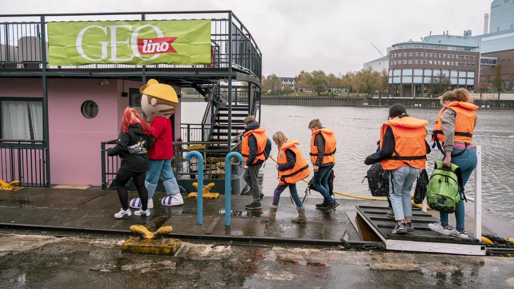 Die Kinder im Anmarsch auf das Hausboot, um das rappenden Nashorn DIKKA zu treffen