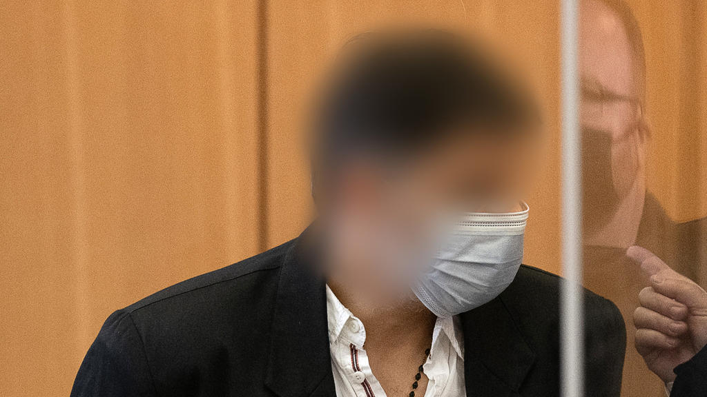 10.11.2021, Niedersachsen, Braunschweig: Der Angeklagte (l) steht zum Auftakt im Mordprozess um einen Vermisstenfall im Harz im Landgericht neben seinem Verteidiger Andreas Zott. Dem Angeklagten wird heimtückischer Mord aus niedrigen Beweggründen vor
