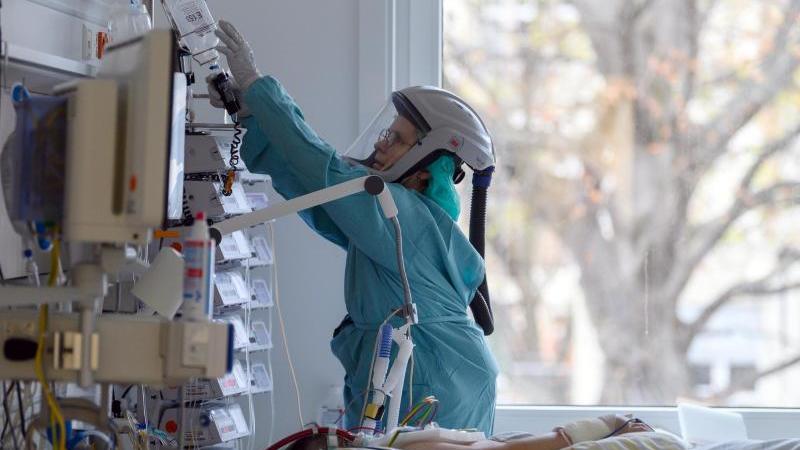 Ein Intensivpflegerin ist auf einer Covid-19 Intensivstation. Foto: Robert Michael/dpa-Zentralbild/dpa/Symbolbild