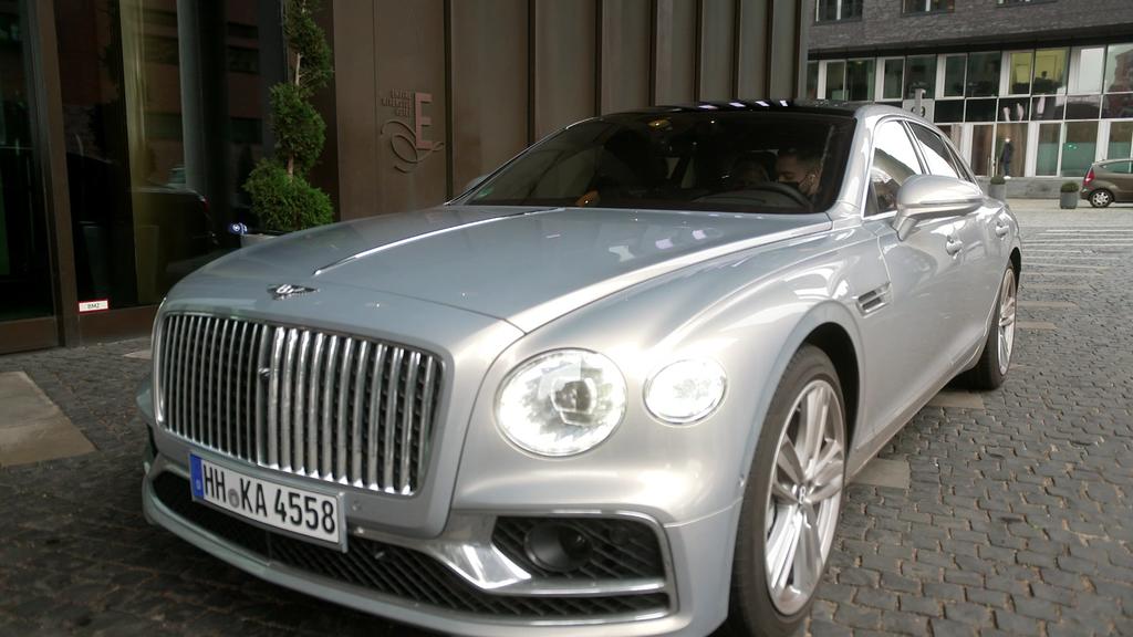 In diesem Bentley mit Chauffeur gings zur Impfung