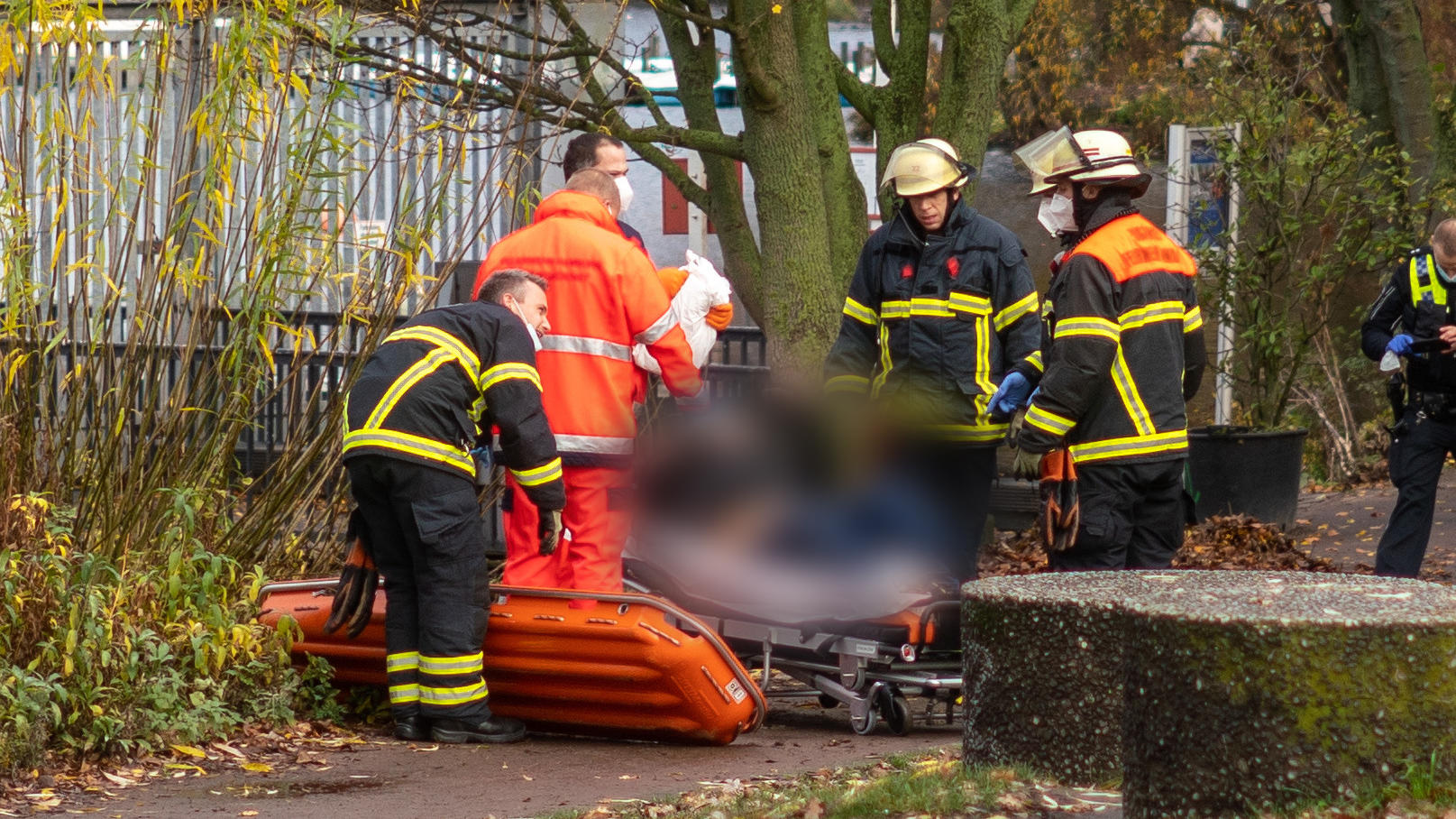 Am Mittwochmittag entdecken Passanten eine Leiche in der Außenalster in Hamburg.